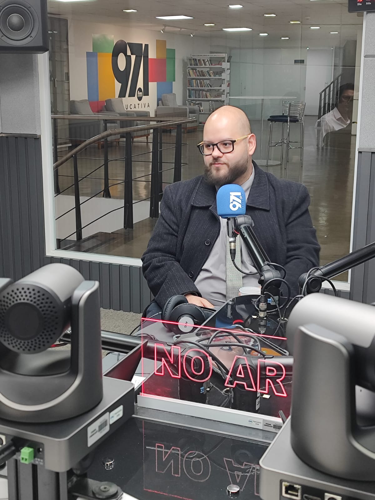Hugo Machado em entrevista no estúdio da rádio Educativa 97,1 FM